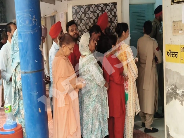 ਗੁਰੂ ਹਰਸਹਾਏ ਨਗਰ ਕੌਂਸਲ ਚੋਣਾਂ ਲਈ ਅਮਨ ਸ਼ਾਂਤੀ ਨਾਲ ਵੋਟਾਂ ਦਾ ਕੰਮ ਜਾਰੀ     