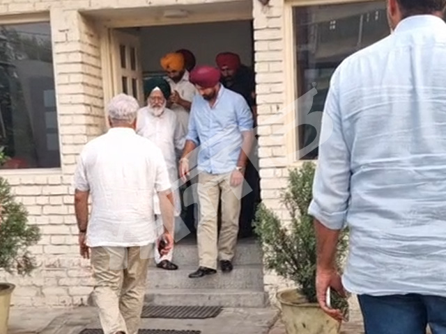 ਪੰਜਾਬ ਕਾਂਗਰਸ ਦੇ ਅੰਦਰ ਚੱਲ ਰਹੇ ਅੰਦਰੂਨੀ ਵਿਵਾਦ ਵਿਚਕਾਰ ਵੜਿੰਗ ਵਲੋਂ ਸ਼ਮਸ਼ੇਰ ਸਿੰਘ ਦੂਲੋ ਨਾਲ ਬੰਦ ਕਮਰਾ ਮੀਟਿੰਗ 