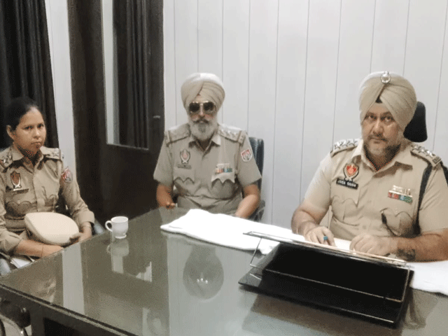 ਰੇਤ ਮਾਫੀਆ ਨੂੰ ਰੋਕਣ ਲਈ ਡੇਰਾ ਬਾਬਾ ਨਾਨਕ ਪੁਲਿਸ ਨੇ ਮਾਰਿਆ ਰਾਵੀ ਦਰਿਆ ਤੇ ਛਾਪਾ