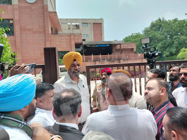 ਵਿਜੇ ਸਾਂਪਲਾ ਨੂੰ ਆਪਣੀ ਲੀਗਲ ਟੀਮ ਨੂੰ ਨਾਲ ਲੈ ਕੇ ਸਿਟ ਅੱਗੇ ਪੇਸ਼ ਹੋਣ ਦੀ ਮਿਲੀ ਇਜਾਜ਼ਤ