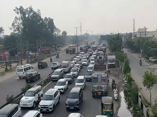 ਫਲਾਈਓਵਰ 'ਤੇ ਟਰੱਕ, ਆਟੋ, ਟਰੈਕਟਰ-ਟਰਾਲੀ ਅਤੇ ਸਿਲੰਡਰਾਂ ਨਾਲ ਭਰੇ ਕੈਂਪਰ ਦੀ ਟੱਕਰ, 2 ਜ਼ਖਮੀ