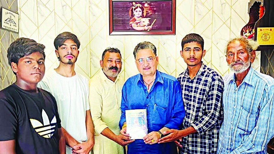 ਜੈ ਮਾਂ ਛਿੰਨਮਸਤਕਾ ਕਲੱਬ ਦੇ ਨੌਜਵਾਨ ਹੋਣ ਵਾਲੇ ਜਾਗਰਨ ਲਈ ਅਜੇ ਸ਼ਰਮਾ ਨੂੰ ਸੱਦਾ ਪੱਤਰ ਦਿੰਦੇ ਹੋਏ। ਅਜੀਤ ਤਸਵੀਰ