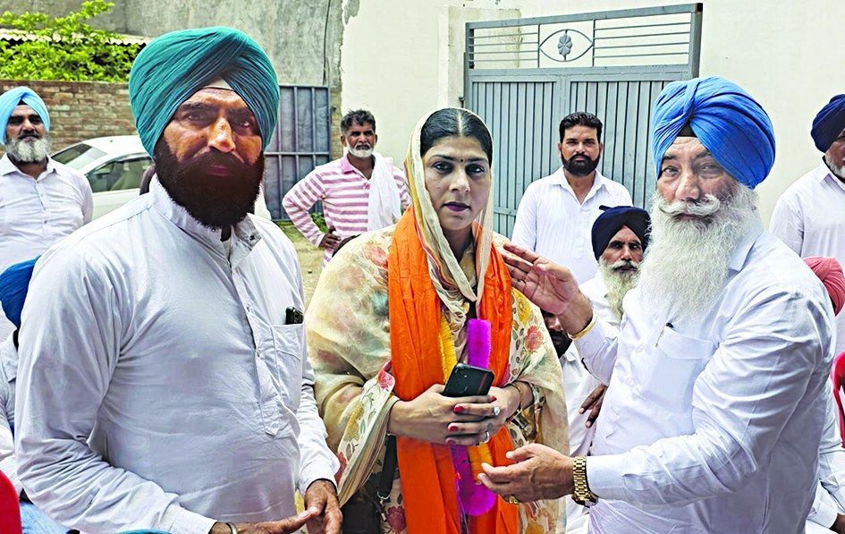 ਨਵ-ਨਿਯੁਕਤ ਪ੍ਰਧਾਨ ਜਗਦੀਪ ਕੌਰ ਨੂੰ ਸਿਰਪਾਓ ਦੇਣ ਸਮੇਂ ਜ਼ਿਲ੍ਹਾ ਪ੍ਰਧਾਨ ਨਿਹਾਲ ਸਿੰਘ ਭੁੱਲਰ ਤੇ ਸਨਦੀਪ ਸਿੰਘ ਸੰਧੂ| ਤਸਵੀਰ: ਅਮੋਲਕ ਸਿੰਘ ਕਲਸੀ