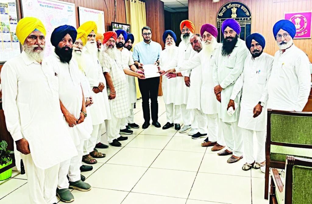 ਡਿਪਟੀ ਕਮਿਸ਼ਨਰ ਬਰਨਾਲਾ ਹਰਪ੍ਰੀਤ ਸਿੰਘ ਨੂੰ ਮੰਗ-ਪੱਤਰ ਦਿੰਦੇ ਹੋਏ ਸ਼੍ਰੋਮਣੀ ਅਕਾਲੀ ਦਲ (ਪੁਨਰ ਸੁਰਜੀਤ) ਦੇ ਆਗੂ। ਅਜੀਤ ਤਸਵੀਰ