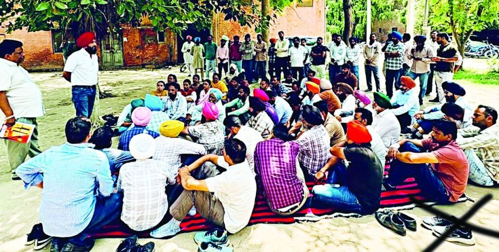66 ਕੇ.ਵੀ. ਗਰਿੱਡ ਬਰਨਾਲਾ ਵਿਖੇ ਗੇਟ ਰੈਲੀ ਦੌਰਾਨ ਨਾਅਰੇਬਾਜ਼ੀ ਕਰਦੇ ਹੋਏ ਬਿਜਲੀ ਮੁਲਾਜ਼ਮ। ਅਜੀਤ ਤਸਵੀਰ