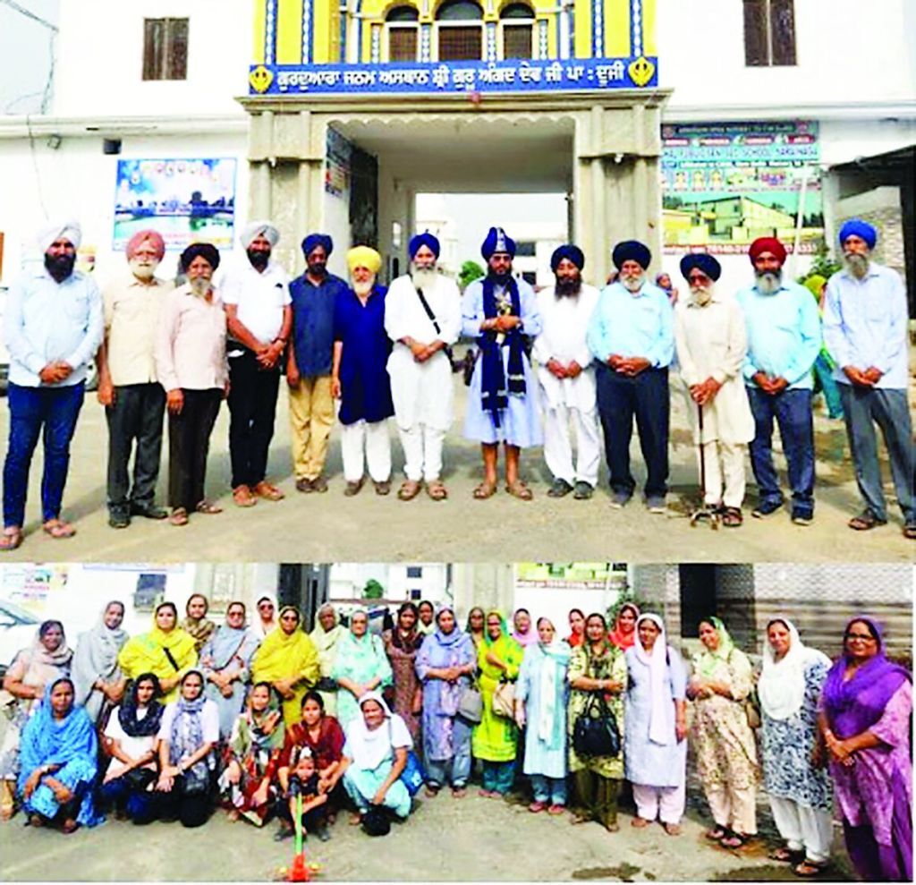ਅਹਿਮਦਗੜ ਤੋਂ ਸ਼੍ਰੀ ਮੁਕਤਸਰ ਸਾਹਿਬ ਦੇ ਦਰਸ਼ਨਾਂ ਲਈ 2 ਏਸੀ ਬੱਸਾਂ ਰਾਹੀਂ ਯਾਤਰਾ ਰਵਾਨਾ ਹੋਣ ਦੌਰਾਨ ਨਿਹਾਲ ਸਿੰਘ ਉੱਭੀ ਅਤੇ ਜਸਕਰਨ ਸਿੰਘ ਸੋਢੀ ਤੇ ਹੋਰ। ਤਸਵੀਰ: ਸੁਖਜੀਤ ਸਿੰਘ ਖੇੜਾ