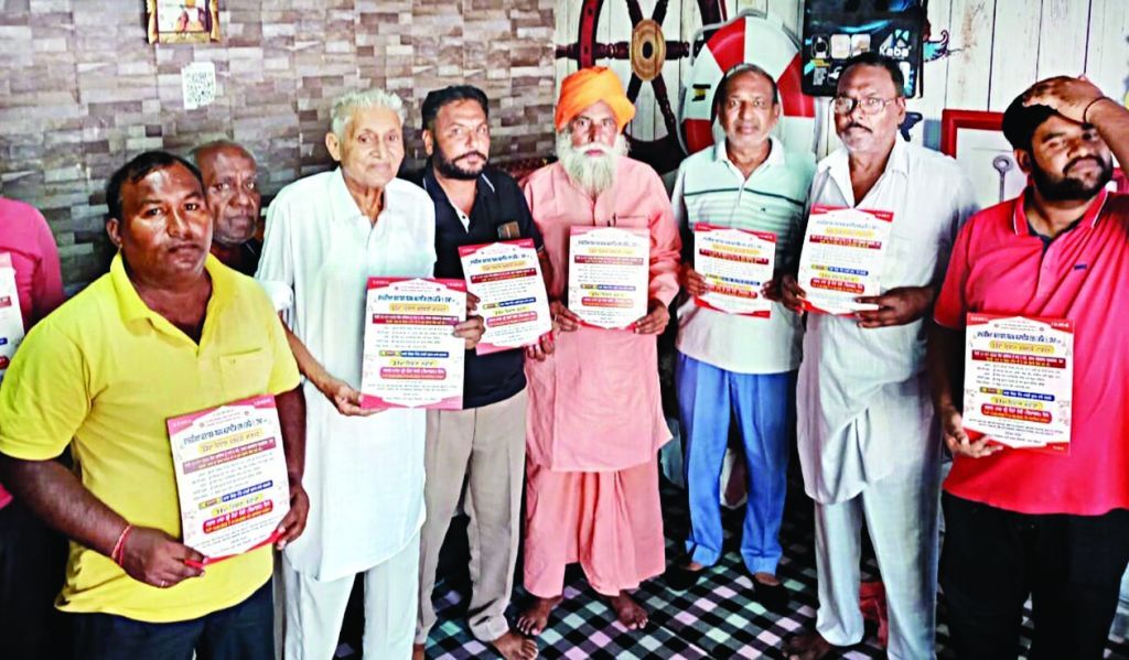 ਤਪਾ ਵਿਖੇ ਸਮਾਗਮ ਦਾ ਕਾਰਡ ਰਿਲੀਜ਼ ਕਰਦੇ ਹੋਏ ਸੰਤ ਦਰਸ਼ਨ ਦਾਸ ਢਿੱਲਵਾਂ ਤੇ ਹੋਰ। ਅਜੀਤ ਤਸਵੀਰ