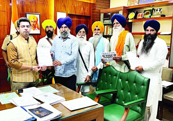 ਪੰਥਕ ਜਥੇਬੰਦੀਆਂ ਨੇ ਇਕੱਤਰ ਹੋ ਕੇ ਡੀ.ਸੀ. ਮੋਗਾ ਨੂੰ ਫ਼ਿਲਮ ਸਤਲੁਜ ਸਿਨੇਮਾ ਘਰਾਂ ’ਚ ਲਗਾਉਣ ਸੰਬੰਧੀ ਦਿੱਤੇ ਮੰਗ ਪੱਤਰ-ਜਥੇਦਾਰ ਬੂਟਾ ਸਿੰਘ ਰਣਸੀਂਹ