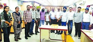 ਪੰਜਾਬ ਨੈਸ਼ਨਲ ਬੈਂਕ ਪ੍ਰਤਾਪ ਰੋਡ ਮੋਗਾ ਦੇ 100ਵੇਂ ਸਥਾਪਨਾ ਦਿਵਸ ਮੌਕੇ ਬਰਾਂਚ ਦੇ ਚੀਫ ਮੈਨੇਜਰ ਗੁਰਚਰਨ ਸਿੰਘ, ਬੈਂਕ ਸਟਾਫ ਅਤੇ ਗਾਹਕ। ਤਸਵੀਰ: ਅਸ਼ੋਕ ਬਾਂਸਲ