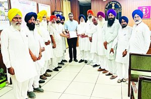 ਡਿਪਟੀ ਕਮਿਸ਼ਨਰ ਬਰਨਾਲਾ ਹਰਪ੍ਰੀਤ ਸਿੰਘ ਨੂੰ ਮੰਗ-ਪੱਤਰ ਦਿੰਦੇ ਹੋਏ ਸ਼੍ਰੋਮਣੀ ਅਕਾਲੀ ਦਲ (ਪੁਨਰ ਸੁਰਜੀਤ) ਦੇ ਆਗੂ। ਅਜੀਤ ਤਸਵੀਰ