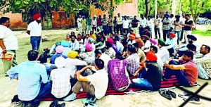 66 ਕੇ.ਵੀ. ਗਰਿੱਡ ਬਰਨਾਲਾ ਵਿਖੇ ਗੇਟ ਰੈਲੀ ਦੌਰਾਨ ਨਾਅਰੇਬਾਜ਼ੀ ਕਰਦੇ ਹੋਏ ਬਿਜਲੀ ਮੁਲਾਜ਼ਮ। ਅਜੀਤ ਤਸਵੀਰ