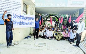 ਖਨੌਰੀ ਨਗਰ ਪੰਚਾਇਤ ਦਫ਼ਤਰ ਮੂਹਰੇ ਕੰਮ ਛੋੜ ਹੜਤਾਲ ਕਰਕੇ ਸਰਕਾਰ ਦੇ ਖ਼ਿਲਾਫ਼ ਨਾਅਰੇਬਾਜ਼ੀ ਕਰਦੇ ਹੋਏ ਸਫ਼ਾਈ ਕਰਮਚਾਰੀ। ਤਸਵੀਰ: ਬਲਵਿੰਦਰ ਸਿੰਘ ਥਿੰਦ