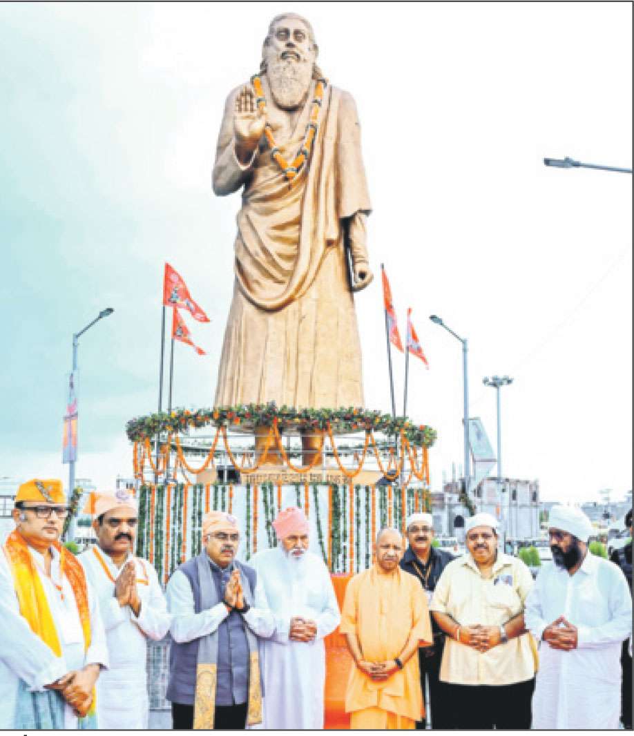 ਵਾਰਾਨਸੀ ਦੇ ਸੀਰ ਗੋਵਰਧਨ ਪਿੰਡ ਵਿਚ ਗੁਰੂ ਰਵਿਦਾਸ ਨੂੰ ਸ਼ਰਧਾਂਜਲੀ ਭੇਟ ਕਰਨ ਮੌਕੇ ਉੱਤਰ ਪ੍ਰਦੇਸ਼ .....