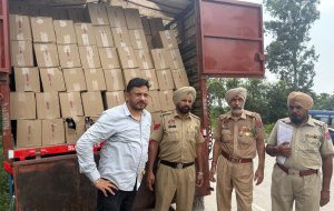 ਆਬਕਾਰੀ ਵਿਭਾਗ ਤੇ ਜ਼ੀਰਕਪੁਰ ਪੁਲਿਸ ਨੇ ਦੋ ਥਾਵਾਂ ਤੋਂ ਨਾਜਾਇਜ਼ ਸ਼ਰਾਬ ਦੀਆਂ 560 ਪੇਟੀਆਂ ਫੜੀਆਂ, ਮਾਮਲਾ ਦਰਜ