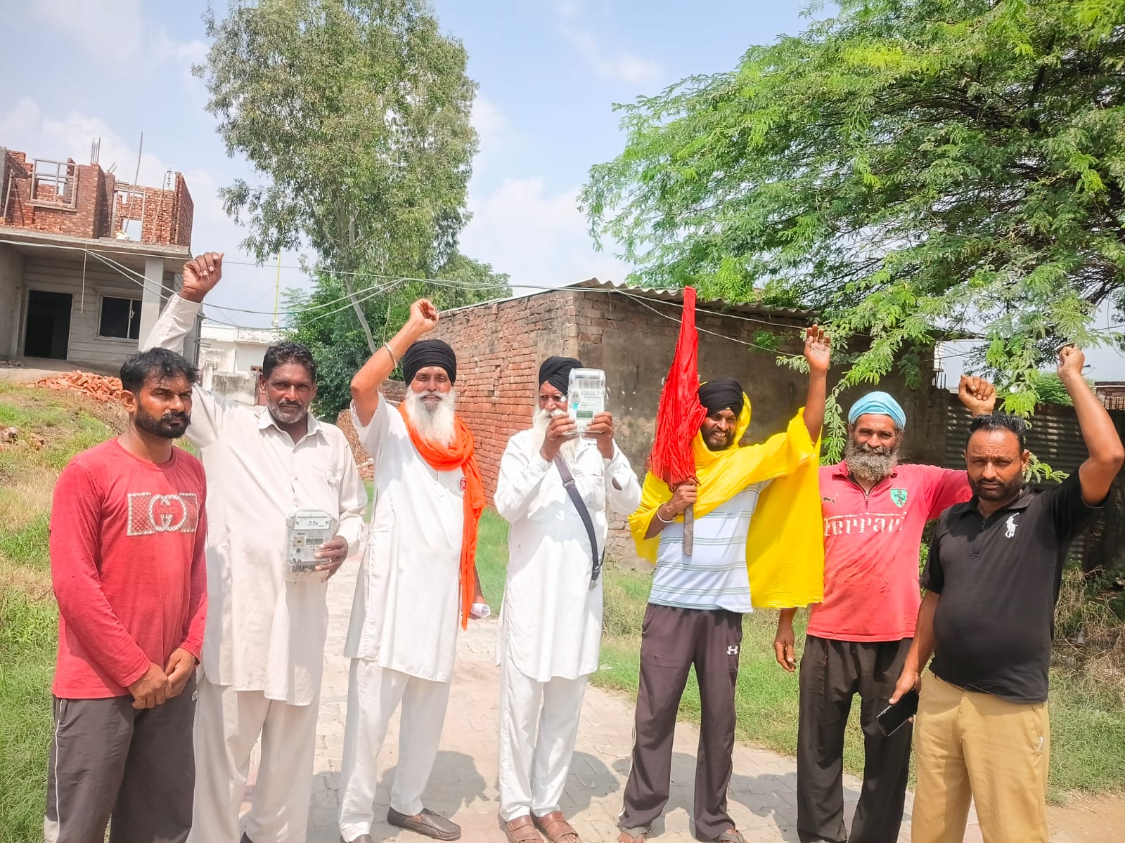 ਕਿਰਤੀ ਕਿਸਾਨ ਯੂਨੀਅਨ ਪੰਜਾਬ ਵਲੋਂ ਚਿੱਪ ਵਾਲੇ ਮੀਟਰ ਪੁੱਟ ਕੇ ਰੋਸ ਪ੍ਰਦਰਸ਼ਨ