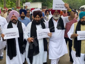 ਪੇਪਰ ਲੀਕ ਮਾਮਲੇ ਨੂੰ ਲੈਕੇ ਕਾਲੇ ਪਟਕੇ ਪਾ ਕੇ ਵਿਧਾਨ ਸਭਾ ਪੁੱਜੇ ਕਾਂਗਰਸੀ ਵਿਧਾਇਕ