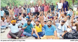 ਸਰਕਾਰੀ ਬੱਸਾਂ ਨਾ ਚੱਲਣ ਕਾਰਨ ਯਾਤਰੀ ਹੋਏ ਪ੍ਰੇਸ਼ਾਨ
ਪੰਜਾਬ ਰੋਡਵੇਜ਼, ਪਨਬੱਸ ਪੀਆਰਟੀਸੀ ਕੰਟਰੈਕਟ ਵਰਕਰਜ਼ ਯੂਨੀਅਨ ਦੀ ਸਰਕਾਰ ਨਾਲ ਨੇਪਰੇ ਨਹੀਂ ਚੜ੍ਹੀ ਗੱਲ