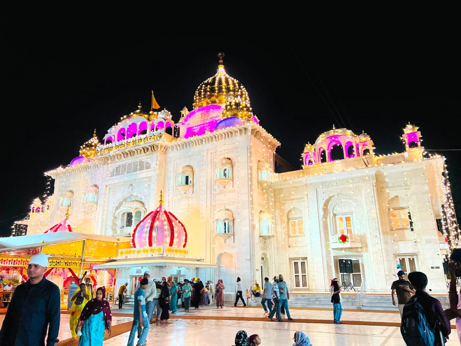 ਸ੍ਰੀ ਗੁਰੂ ਹਰਿਕ੍ਰਿਸ਼ਨ ਸਾਹਿਬ ਜੀ ਦੇ ਪ੍ਰਕਾਸ਼ ਪੁਰਬ ਮੌਕੇ ਇਤਿਹਾਸਕ ਅਸਥਾਨ ਗੁਰਦੁਆਰਾ ਸ੍ਰੀ ਬੰਗਲਾ ਸਾਹਿਬ ਵਿਖੇ ਸਜਾਵਟ ਕੀਤੀ ਗਈ