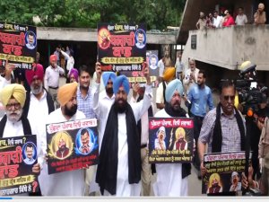 ਬਰਗਾੜੀ ਬੇਅਦਬੀ ਨੂੰ ਲੈ ਕੇ ਕਾਂਗਰਸ ਦੇ ਵਿਧਾਇਕਾਂ ਵਲੋਂ ਵਿਧਾਨ ਸਭਾ ਦੇ ਬਾਹਰ ਪ੍ਰਦਰਸ਼ਨ