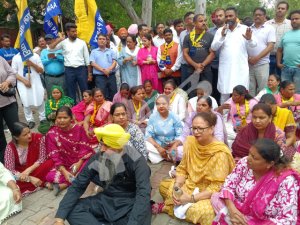ਆਮ ਆਦਮੀ ਪਾਰਟੀਵਲੋਂ ਚੰਡੀਗੜ੍ਹ ਨਗਰ ਨਿਗਮ ਦੇ ਦਫ਼ਤਰ ਅੱਗੇ ਧਰਨਾ ਨਿਰੰਤਰ ਜਾਰੀ