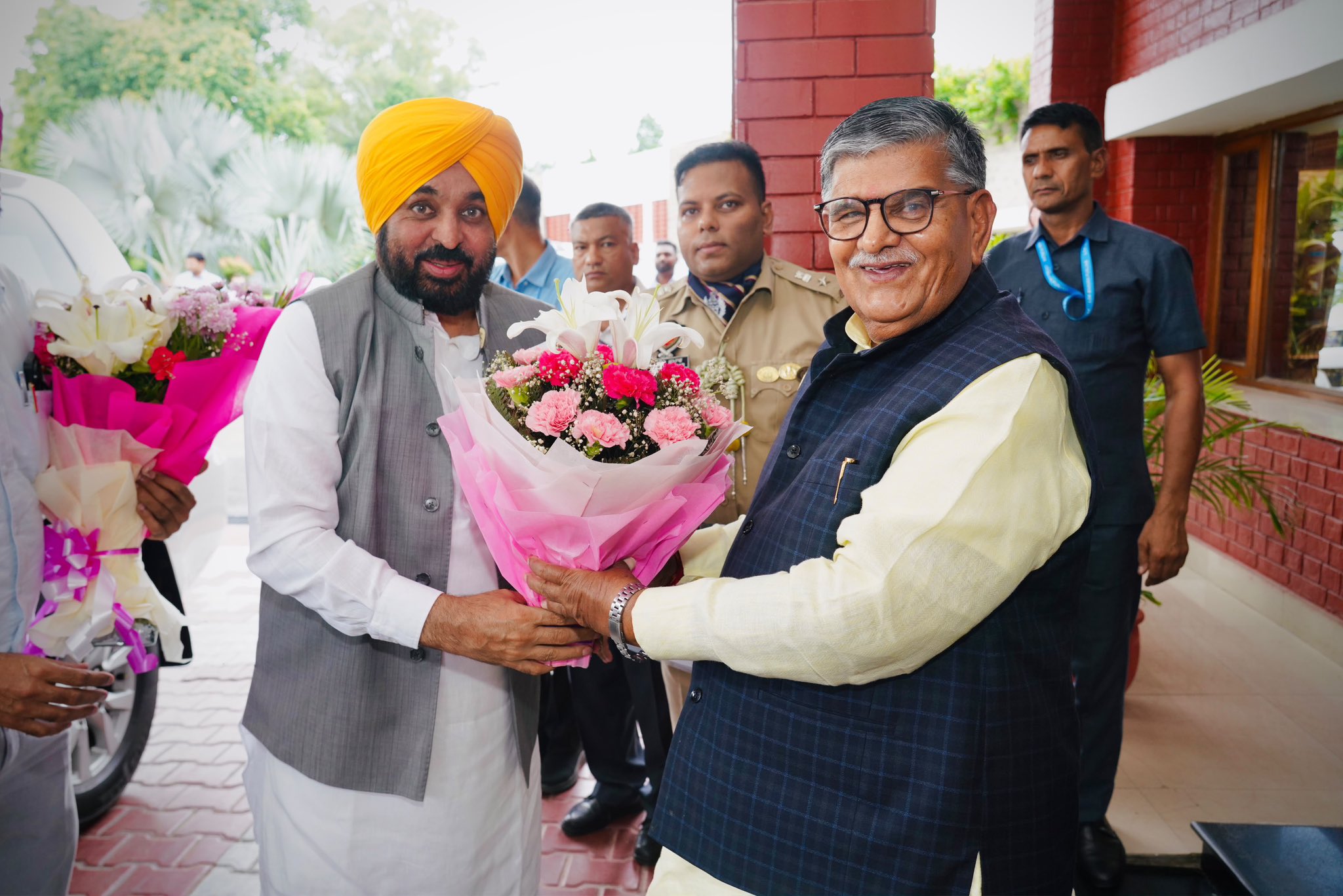 ਮੁੱਖ ਮੰਤਰੀ ਭਗਵੰਤ ਸਿੰਘ ਮਾਨ ਨੇ ਪੰਜਾਬ ਦੇ ਰਾਜਪਾਲ ਗੁਲਾਬ ਚੰਦ ਕਟਾਰੀਆ ਨਾਲ ਪੰਜਾਬ ਰਾਜ ਭਵਨ ਵਿਖੇ ਮੁਲਾਕਾਤ ਕੀਤੀ