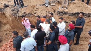ਲੁਧਿਆਣਾ ਵਿਚ ਸੜਕ ਧੱਸਣ ਵਾਲੇ ਸਥਾਨ 'ਤੇ ਪਹੁੰਚੇ ਰਵਨੀਤ ਸਿੰਘ ਬਿੱਟੂ