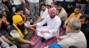ਲੁਧਿਆਣਾ ਗੋਲੀ ਕਾਂਡ: ਮ੍ਰਿਤਕ ਨੌਜਵਾਨ ਦੇ ਪਰਿਵਾਰ ਨਾਲ ਦੁੱਖ ਸਾਂਝਾ ਕਰਨ ਪਹੁੰਚੇ ਸਾਬਕਾ ਕੇਂਦਰੀ ਮੰਤਰੀ ਰਵਨੀਤ ਸਿੰਘ ਬਿੱਟੂ