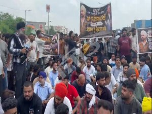 ਨੌਜਵਾਨ ਦੇ ਕਤਲ ਤੋਂ ਬਾਅਦ ਪਰਿਵਾਰ ਤੇ ਨਿਹੰਗ ਜਥੇਬੰਦੀਆਂ ਵਲੋਂ ਹਾਈਵੇ ਜਾਮ, ਦੋਸ਼ੀਆਂ ਨੂੰ ਗ੍ਰਿਫ਼ਤਾਰ ਕਰਨ ਦੀ ਮੰਗ