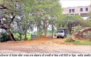 ਜੰਗਲਾਤ ਦੀ ਜ਼ਮੀਨ ’ਤੇ ਨਾਜਾਇਜ਼ ਕਬਜ਼ੇ, ਹਰਿਆਵਲ ਨੂੰ ਲੱਗਿਆ ਗ੍ਰਹਿਣ
ਦਰੱਖ਼ਤਾਂ ਲਈ ਰਾਖਵੀਂ ਥਾਂ ਵਿਚ ਨਿੱਜੀ ਫ਼ਾਇਦੇ ਲਈ ਮਿੱਟੀ ਪਾ ਕੇ ਬਣਾਇਆ ਰਸਤਾ