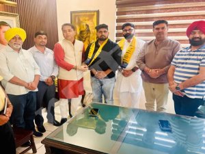 ਜਲੰਧਰ  : ਮੇਅਰ ਵਿਨੀਤ ਧੀਰ ਨੇ ਇਕ ਕੌਂਸਲਰ ਅਤੇ ਯੂਥ ਕਾਂਗਰਸ ਨੇਤਾ ਦੇ ਪੁੱਤਰ ਅੰਸ਼ੁਮਨ ਕਾਲੀਆ ਨੂੰ 'ਆਪ' ਚ  ਕਰਵਾਇਆ ਸ਼ਾਮਿਲ