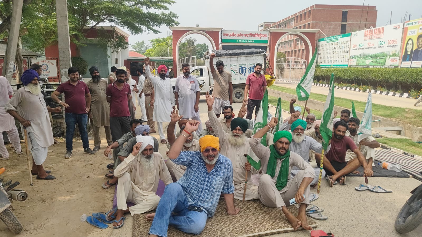 ਬਾਬਾ ਫ਼ਰੀਦ ਗਰੁੱਪ ਆਫ਼ ਇੰਸਟੀਚਿਊਸ਼ਨਜ਼ ਦਿਉਣ ਦੇ ਗੇਟ ਅੱਗੇ ਕਿਸਾਨਾਂ ਨੇ ਲਗਾਇਆ ਧਰਨਾ