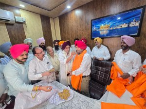 ਨਗਰ ਕੌਂਸਲ ਫਤਿਹਗੜ੍ਹ ਚੂੜੀਆਂ ਦੇ ਨਵੇਂ ਬਣੇ ਪ੍ਰਧਾਨ ਕੁਲਵਿੰਦਰ ਸਿੰਘ ਲਾਲੀ ਨੂੰ ਤਾਜਪੋਸ਼ੀ ਮੌਕੇ ਤ੍ਰਿਪਤ ਰਜਿੰਦਰ ਸਿੰਘ ਬਾਜਵਾ ਨੇ ਮੁਬਾਰਕਬਾਦ ਦਿੱਤੀ