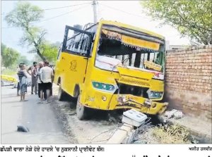 ਜੁਗਾੜੂ ਵਾਹਨ ਨੂੰ ਬਚਾਉਂਦਿਆਂ ਵਾਪਰਿਆ ਹਾਦਸਾ, ਬੱਸ ਖੰਭੇ ਅਤੇ ਕੰਧ ਨਾਲ ਟਕਰਾਈ
