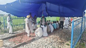 ਕਿਸਾਨ ਯੂਨੀਅਨ ਵਲੋਂ ਰੇਲਵੇ ਟਰੈਕ ’ਤੇ ਧਰਨਾ, ਰੇਲ ਆਵਾਜਾਈ ਪ੍ਰਭਾਵਿਤ