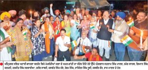 ਅੰਮ੍ਰਿਤਸਰ ਸਥਿਤ ਅਟਾਰੀ-ਵਾਹਗਾ ਸਰਹੱਦ ਵਿਖੇ ਮੋਮਬੱਤੀਆਂ ਜਗਾ ਕੇ ਅਮਨ-ਸ਼ਾਂਤੀ ਦਾ ਸੰਦੇਸ਼ ਦਿੰਦੇ ਹੋਏ ਉੱਘੇ ਪੱਤਰਕਾਰ ਸਤਨਾਮ ਸਿੰਘ ਮਾਣਕ, ਰਮੇਸ਼ ਯਾਦਵ, ਗਿਆਨ ਸਿੰਘ ਜਰਮਨੀ, ਹਰਜੀਤ ਸਿੰਘ ਸਰਕਾਰੀਆ, ਹਰੀਸ਼ ਸਾਬਰੀ, ਜਸਵੰਤ ਸਿੰਘ ਜੱਸ, ਰੇਸ਼ਮ ਸਿੰਘ, ਰਾਜਿੰਦਰ ਸਿੰਘ ਰੂਬੀ, ਜਸਬੀਰ ਕੌਰ, ਰਾਜ ਮਾਣਕ ਤੇ ਹੋਰ।