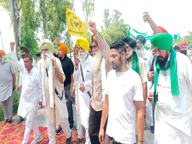 ਡੱਲੇਵਾਲ ਦੀ ਅਗਵਾਈ ਹੇਠ ਖਨੌਰੀ ਦੇ ਗੁਰਦੁਆਰਾ ਸਾਹਿਬ ਤੋਂ  ਕਿਸਾਨਾਂ ਦਾ ਕਾਫ਼ਲਾ ਰਵਾਨਾ