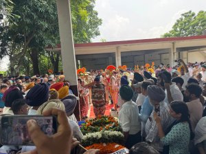 ਸ੍ਰੀ ਅਨੰਦਪੁਰ ਸਾਹਿਬ ਦੇ ਨਾਲ ਸੰਬੰਧਿਤ ਡੀ.ਆਈ.ਜੀ. ਪਰਮਿੰਦਰ ਸਿੰਘ ਨੂੰ ਸੇਜਲ ਅੱਖਾਂ ਨਾਲ ਦਿੱਤੀ ਅੰਤਿਮ ਵਿਦਾਈ