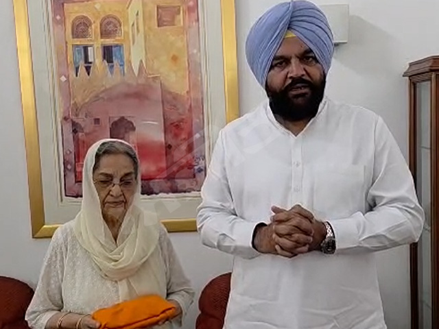 ਡਾ. ਮਨਮੋਹਨ ਸਿੰਘ ਦੀ ਪਤਨੀ ਗੁਰਸ਼ਰਨ ਕੌਰ ਨੂੰ ਮਿਲੇ ਸਾਂਸਦ ਗੁਰਜੀਤ ਸਿੰਘ ਔਜਲਾ, ਕਿਹਾ- ਸੱਚ ਅਤੇ ਇਮਾਨਦਾਰੀ ਦੀ ਹਮੇਸ਼ਾ ਜਿੱਤ ਹੁੰਦੀ ਹੈ