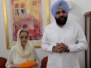 ਡਾ. ਮਨਮੋਹਨ ਸਿੰਘ ਦੀ ਪਤਨੀ ਗੁਰਸ਼ਰਨ ਕੌਰ ਨੂੰ ਮਿਲੇ ਸਾਂਸਦ ਗੁਰਜੀਤ ਸਿੰਘ ਔਜਲਾ, ਕਿਹਾ- ਸੱਚ ਅਤੇ ਇਮਾਨਦਾਰੀ ਦੀ ਹਮੇਸ਼ਾ ਜਿੱਤ ਹੁੰਦੀ ਹੈ