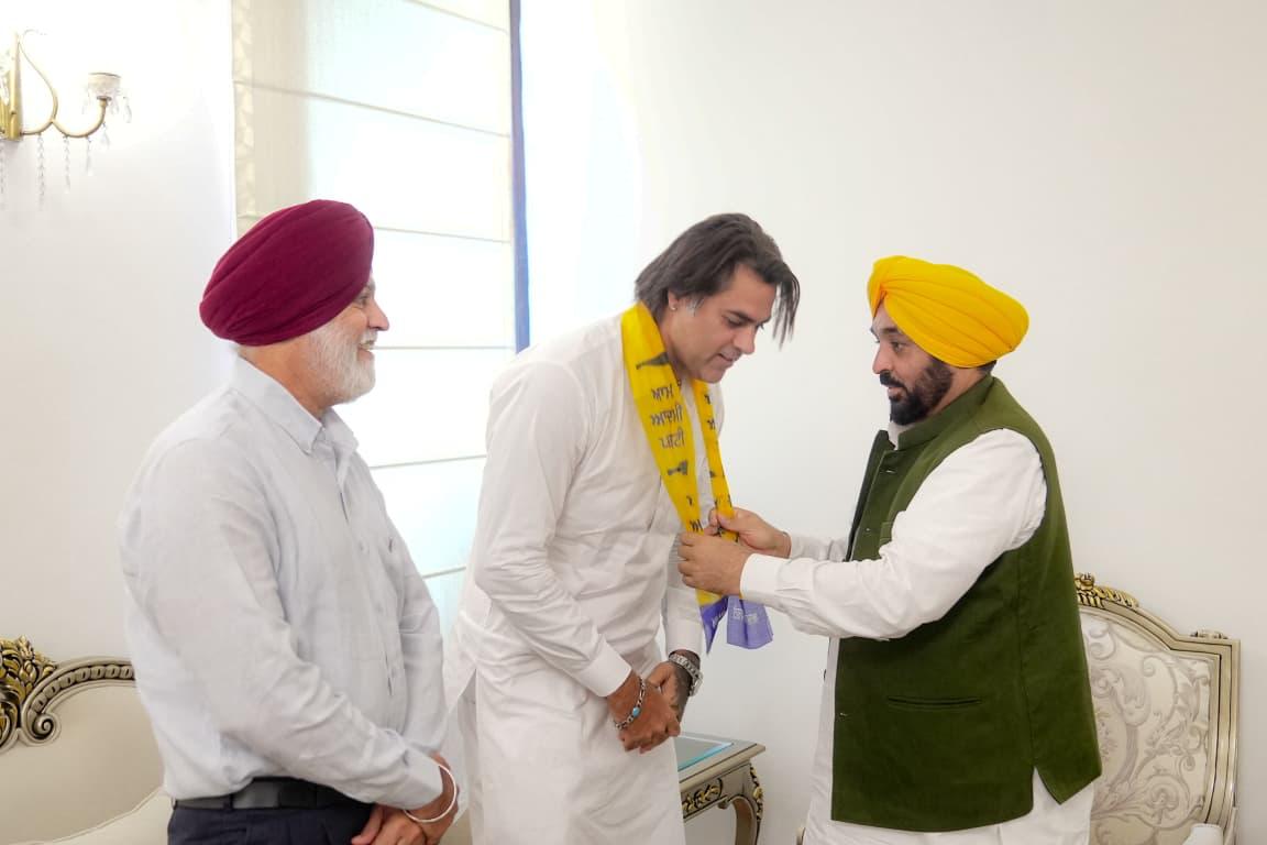 ਮਨਪ੍ਰੀਤ ਸਿੰਘ (ਗੋਨੀ) ਇੰਡੀਅਨ ਕ੍ਰਿਕਟਰ ਅਤੇ ਕੁਨਾਰ (ਅੰਤਰਰਾਸ਼ਟਰੀ ਗੋਲਡ ਮੈਡਲ ਲਿਸਟ) ਆਮ ਆਦਮੀ ਪਾਰਟੀ ’ਚ ਸ਼ਾਮਿਲ