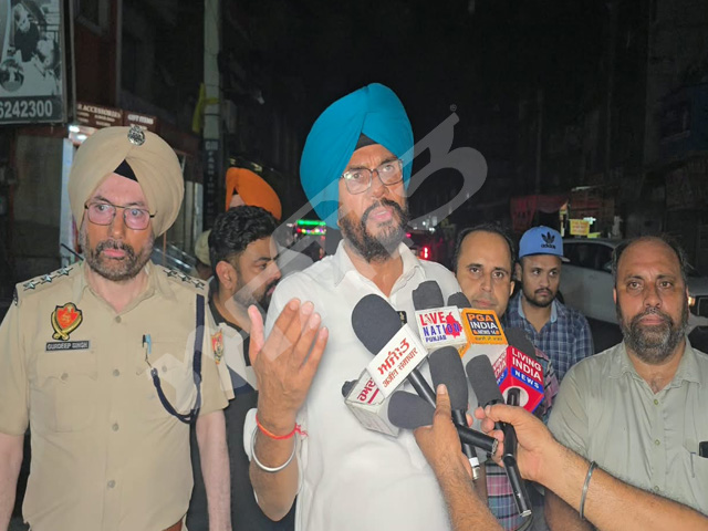 ਅੱਧੀ ਰਾਤ ਨੂੰ ਲੋਕਾਂ ਦਾ ਹਾਲ ਜਾਨਣ ਅਜਨਾਲਾ ਦੀਆਂ ਸੜਕਾਂ 'ਤੇ ਉਤਰੇ ਵਿਧਾਇਕ ਧਾਲੀਵਾਲ