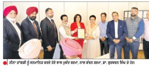 ਨੀਨਾ ਤਾਂਗੜੀ ਨੂੰ ਸਨਮਾਨਿਤ ਕਰਦੇ ਹੋਏ ਬਾਲ ਮੁਕੰਦ ਸ਼ਰਮਾ, ਨਾਲ ਕੰਚਨ ਸ਼ਰਮਾ, ਡਾ. ਗੁਰਬਚਨ ਸਿੰਘ ਤੇ ਹੋਰ।
ਪੰਜਾਬ ’ਚ ਚੱਲ ਰਹੇ ਹਨ 5000 ਤੋਂ ਵੱਧ ਸਕੂਲ ਪੋਸ਼ਣ ਬਾਗ਼ ਤੇ ਆਂਗਣਵਾੜੀ ਪੋਸ਼ਣ ਵਾਟਿਕਾ-ਪੀ.ਐਸ.ਐਫ.ਸੀ. ਚੇਅਰਮੈਨ