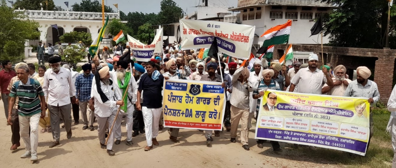 ਲੁਧਿਆਣਾ-ਜਲੰਧਰ ਨੈਸ਼ਨਲ ਹਾਈਵੇ ’ਤੇ ਹੋਮਗਾਰਡ ਸਾਂਝੀ ਐਸੋਸੀਏਸ਼ਨ ਦਾ ਧਰਨਾ, ਟੋਲ ਪਲਾਜ਼ਾ ਨੇੜੇ ਲੱਗਾ ਲੰਮਾ ਜਾਮ