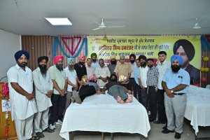 ਡਾ. ਬਰਜਿੰਦਰ ਸਿੰਘ ਹਮਦਰਦ ਦੇ ਜਨਮ ਦਿਨ ਦੀ ਖੁਸ਼ੀ ਵਿਚ ਖੂਨਦਾਨ ਕੈਂਪ ਲਗਾਉਣਾ ਇਕ ਸਾਰਥਿਕ ਪਹਿਲਕਦਮੀ-ਸਤਨਾਮ ਸਿੰਘ ਮਾਣਕ