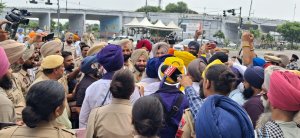 ਬੰਦੀ ਸਿੰਘਾਂ ਦੀ ਰਿਹਾਈ ਦੀ ਮੰਗ ਨੂੰ ਲੈ ਕੇ ਗੋਲਡਨ ਗੇਟ  ਜਾਮ, ਪੁਲਿਸ ਨੇ ਕਈ ਕਾਰਕੁਨ ਕੀਤੇ ਗ੍ਰਿਫ਼ਤਾਰ