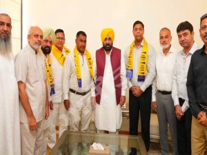 ਮੁੱਖ ਮੰਤਰੀ ਭਗਵੰਤ ਮਾਨ ਨੇ ਡਾਕਟਰ ਮੁਹੰਮਦ ਗੁਲਜ਼ਾਰ ਸਮੇਤ 3 ਕੌਂਸਲਰਾਂ ਨੂੰ ਆਮ ਆਦਮੀ ਪਾਰਟੀ 'ਚ ਕੀਤਾ ਸ਼ਾਮਿਲ