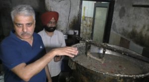 ਰੱਖੜੀ ਤੋਂ ਪਹਿਲਾਂ ਮਿਠਾਈਆਂ ਦੀ ਫੈਕਟਰੀ ’ਤੇ ਛਾਪਾ, ਗੰਦਗੀ ’ਚ ਤਿਆਰ ਹੋ ਰਹੀ ਸੀ ਮਠਿਆਈ