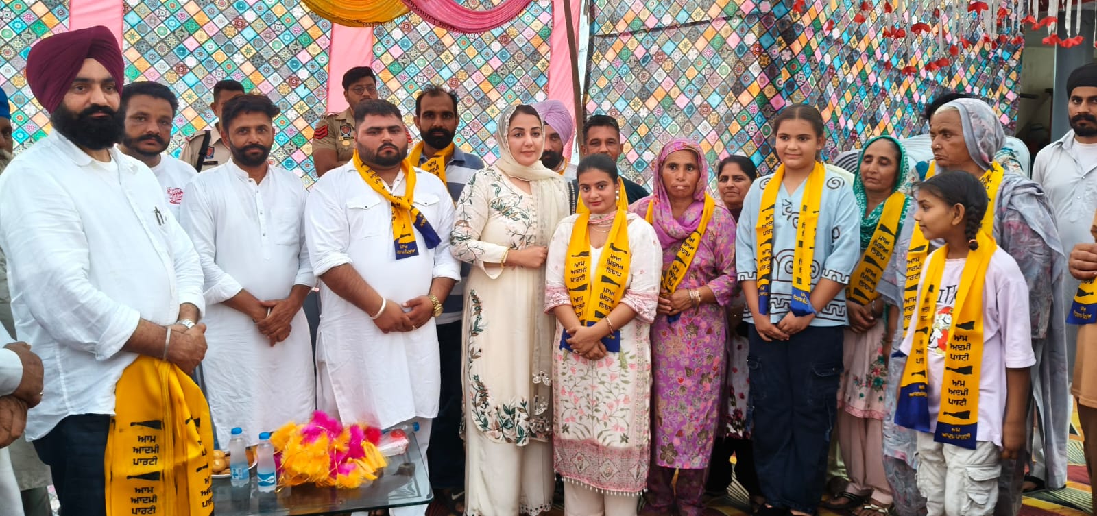 10 ਪਰਿਵਾਰ ਕਾਂਗਰਸ ਨੂੰ ਛੱਡ ਕੇ 'ਆਪ' ਚ ਹੋਏ ਸ਼ਾਮਿਲ