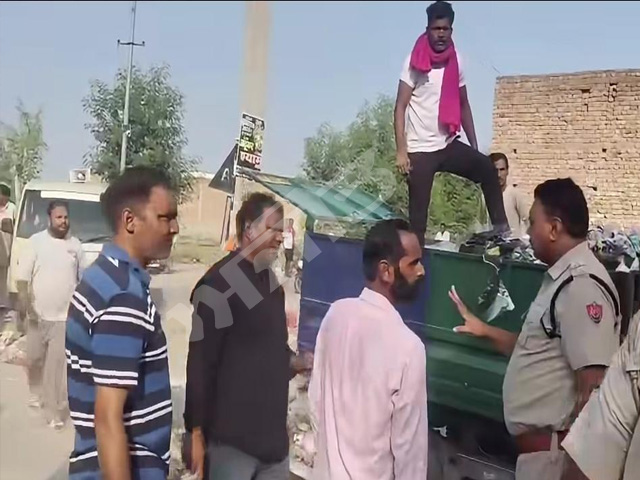 ਡੱਬਵਾਲੀ -  ਹੜਤਾਲੀ ਮੁਲਾਜ਼ਮਾਂ ਨੇ ਨਗਰ ਕੌਂਸਲ ਦਫ਼ਤਰ ’ਚ ਖੜ੍ਹਾਈਆਂ  ਕੂੜੇ ਨਾਲ ਭਰੀਆਂ ਗੱਡੀਆਂ