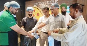 ਹੁਸ਼ਿਆਰਪੁਰ 'ਚ ਸਿਹਤ ਵਿਭਾਗ ਦੀ ਵੱਡੀ ਕਾਰਵਾਈ : ਲਾ ਪਿਨੋਜ਼ ਪੀਜ਼ਾ ਤੋਂ ਮਿਲਿਆ ਮਿਆਦ ਪੁੱਗਾ ਸਾਮਾਨ